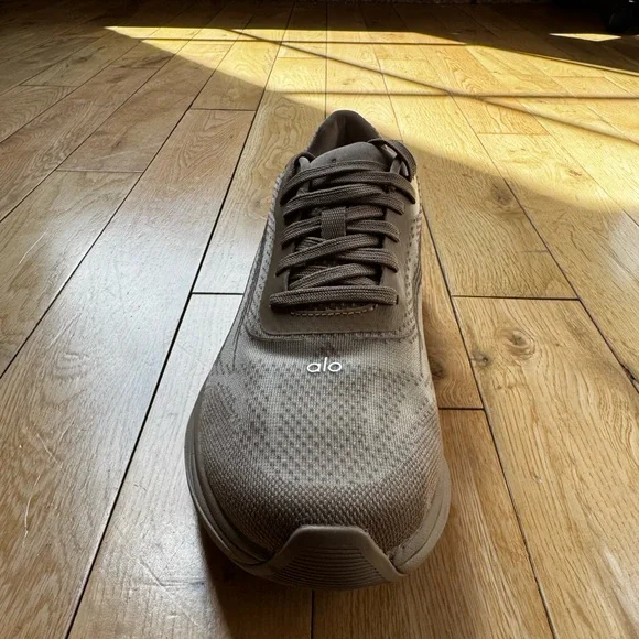 ALO Yoga Women’s Runner Sneaker in Gravel - Picture 3 of 9